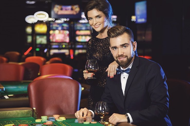 Layar antarmuka aplikasi mobile plinko game menampilkan menu utama dengan permainan slot, live casino, dan sportsbook